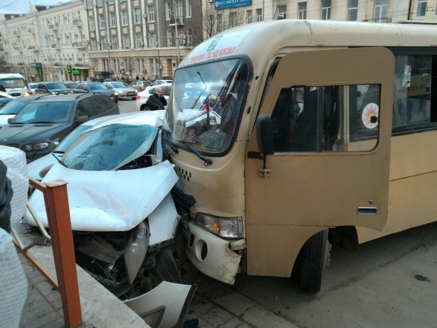 78 маршрутка в центре Ростова «вылетела» на парковку и протаранила машину 