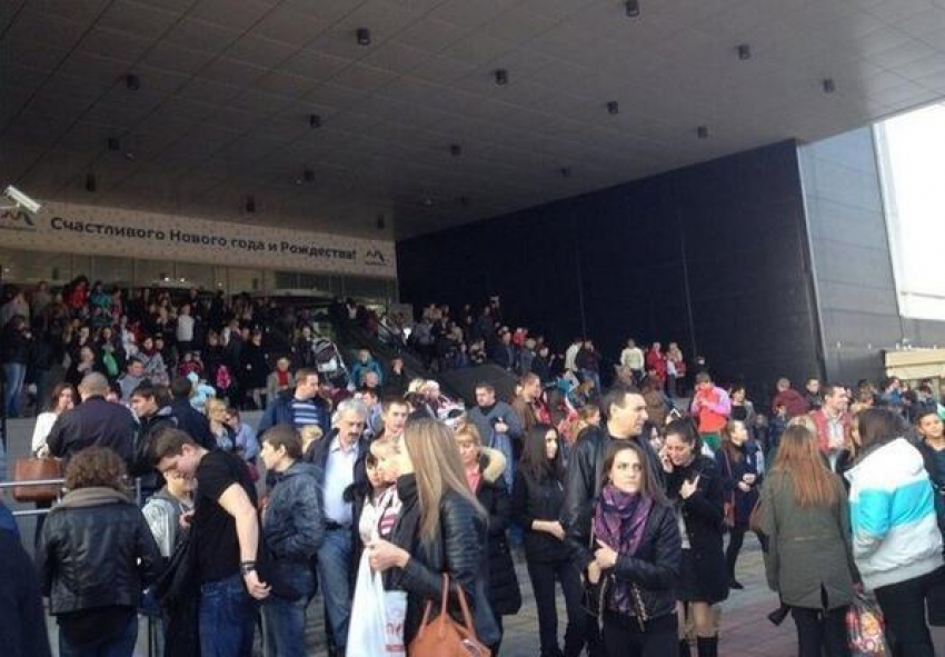 Мнительность ростовского школьника стала причиной эвакуации  клиентов и сотрудников торгового центра на Волкова 