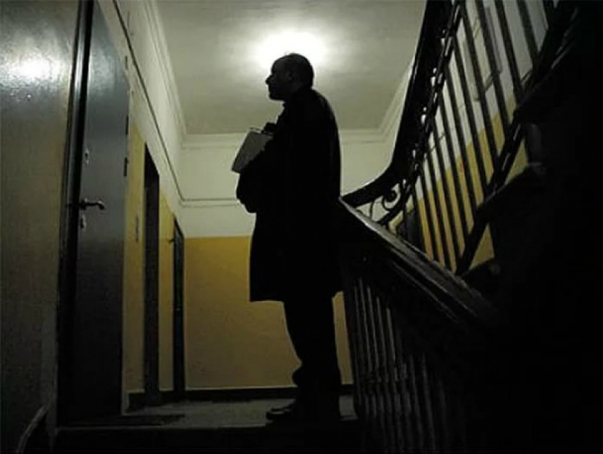Загадочный и очень настойчивый инспектор испугал девушку в квартире Северного района Ростова