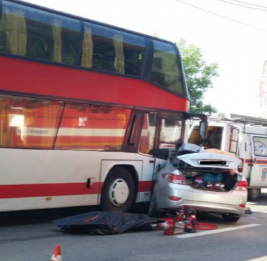 На Северном подъезде к Ростову автобус из Москвы врезался в иномарку:  погибли два человека