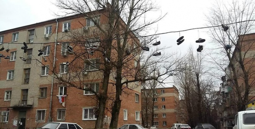 Ростовчане гадают, что означают кроссовки, развешанные на улице