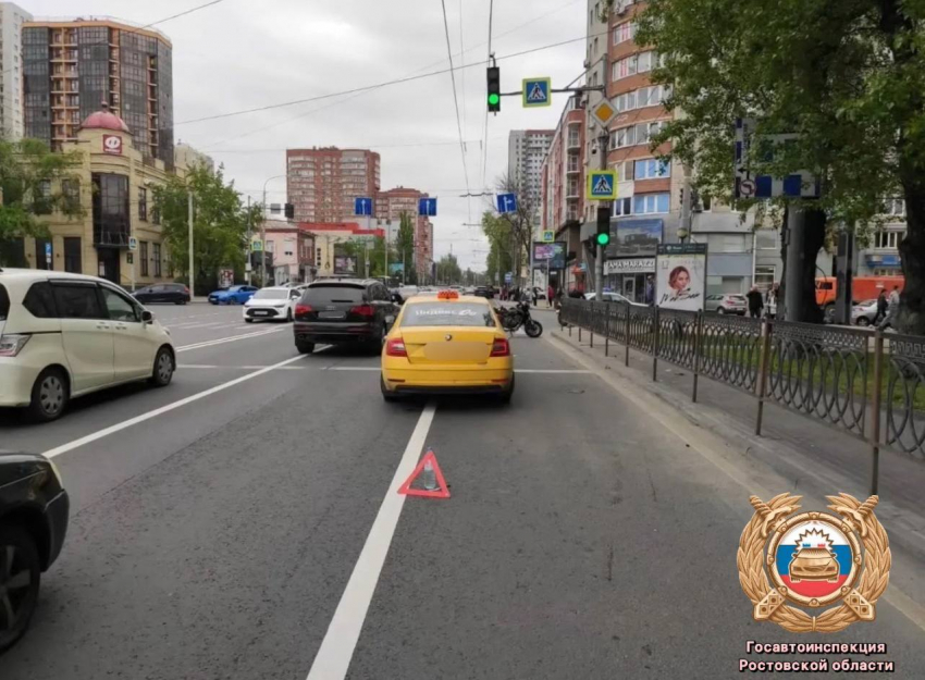 В центре Ростова легковушка врезалась в мотоцикл