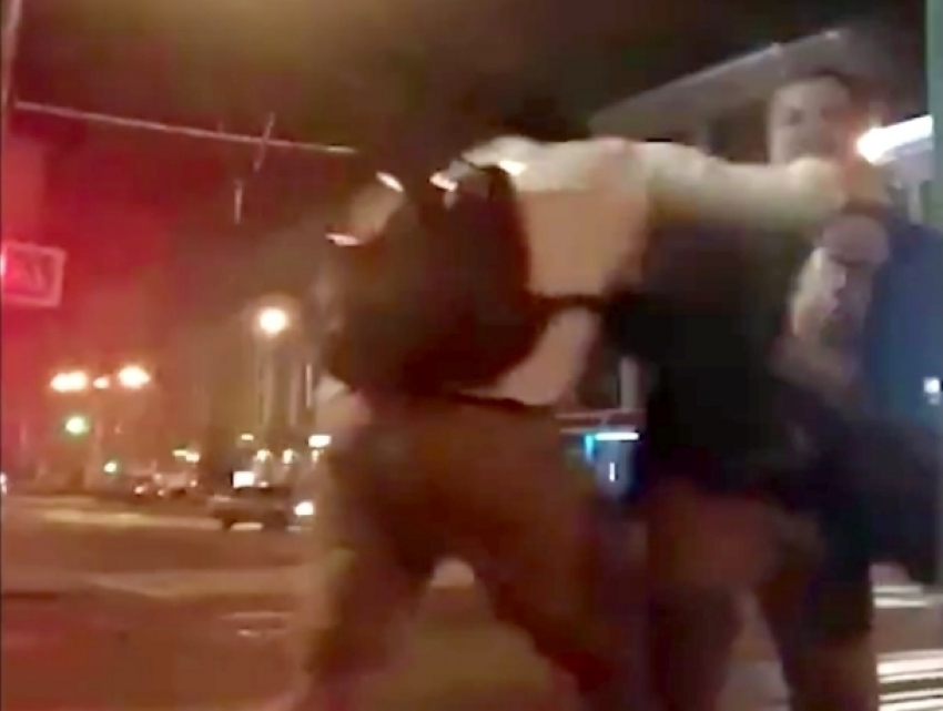 Драка молодых людей с «розочкой» и струями газа из баллончика в центре Ростова попала на видео