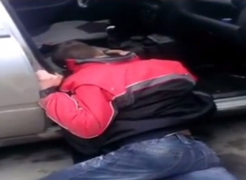 В Ростове пьяный водитель, ударивший полицейского, едва держался на ногах ВИДЕО