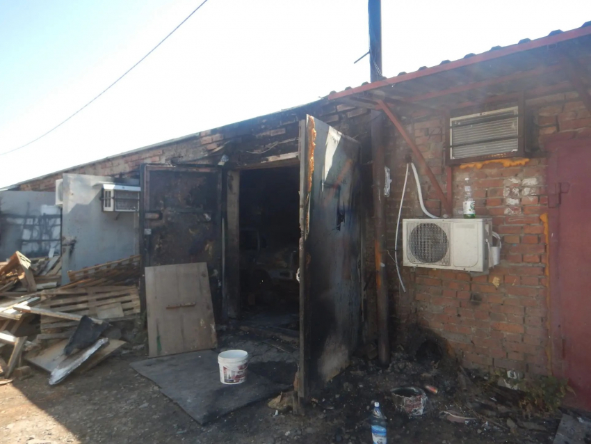 Сварка обернулась пожаром: в гараже на Оганова сгорели два автомобиля