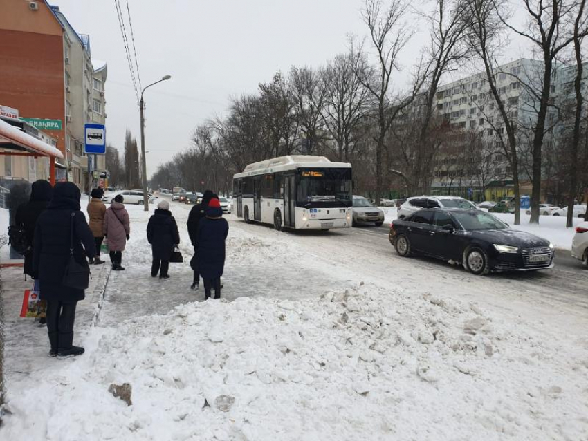 Из-за сильного снегопада Ростов встал в девятибалльных пробках