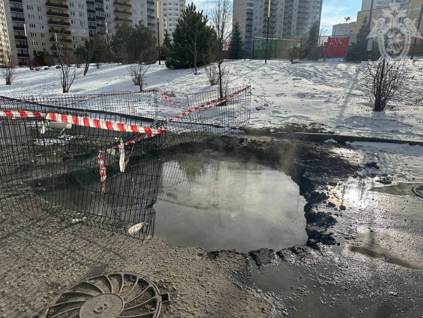 СК начал проверку: автомобиль с семьей провалился в яму на Суворовском