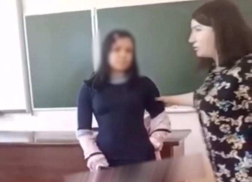 Учитель из Ростовской области, напавшая на школьницу из-за макияжа, обвинила в своем поведении вакцину от коронавируса