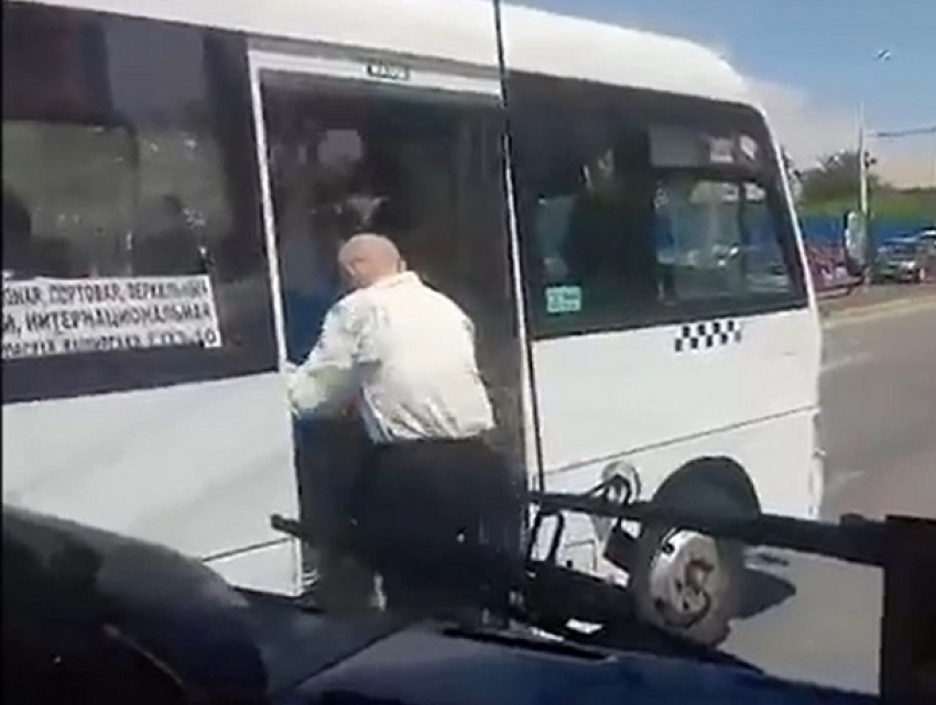 Жуткие нарушения всех правил движения водителями маршруток в Ростове попали на видео из салона автобуса