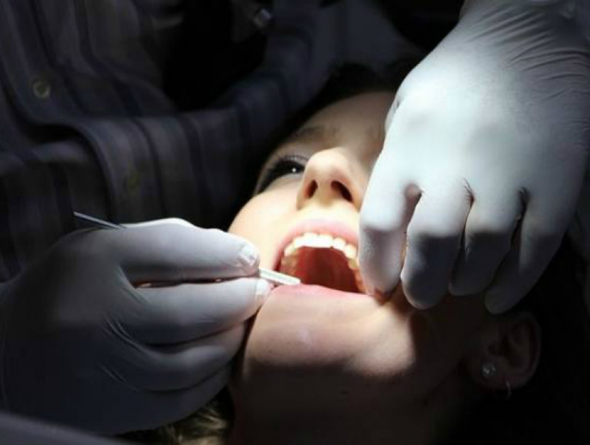 Опасными инструментами лечили пациентов стоматологи без образования в частной клинике Ростова