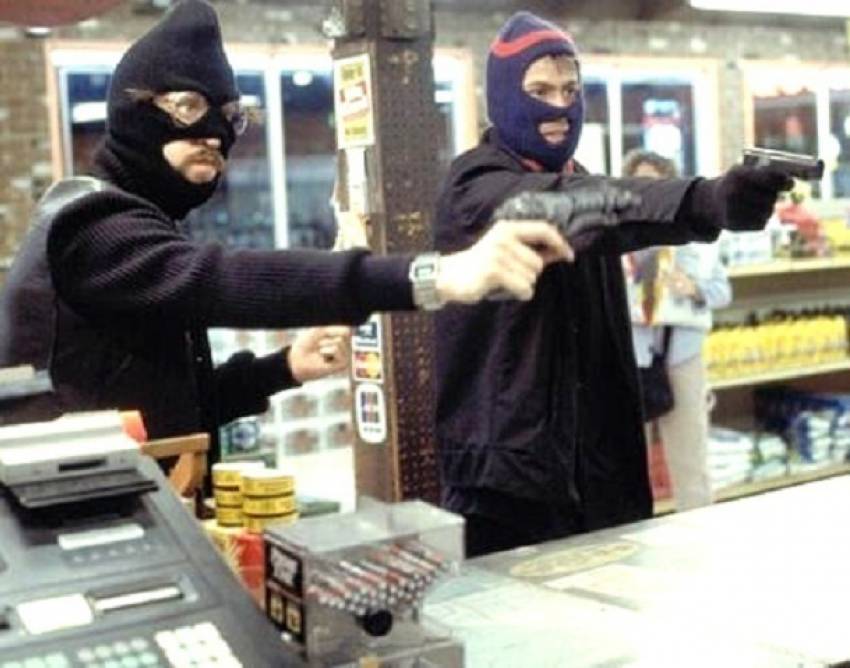  Двое мужчин в масках и с пистолетом совершили дерзкий налет на продуктовый магазин в Ростовской области
