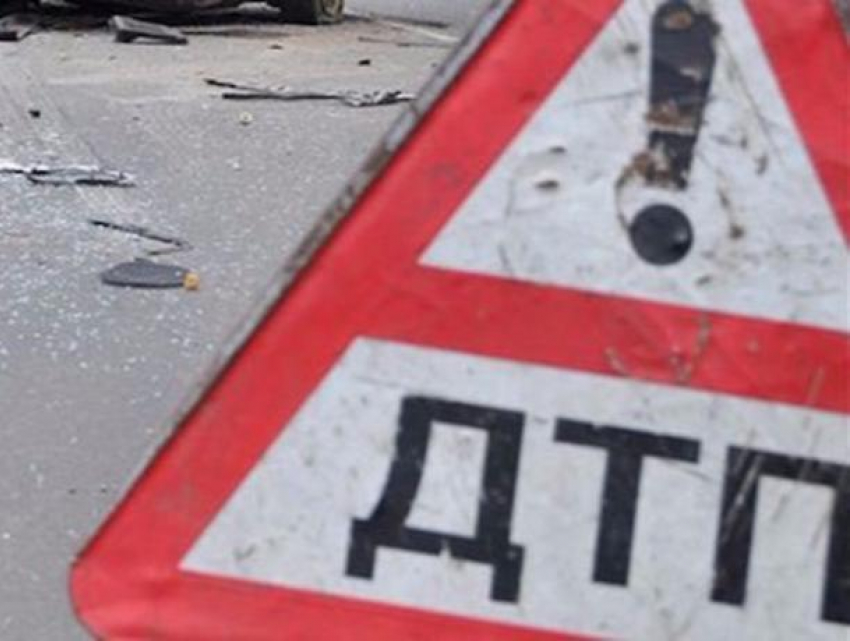 Мужчина погиб и три человека были ранены в автокатастрофе под Таганрогом