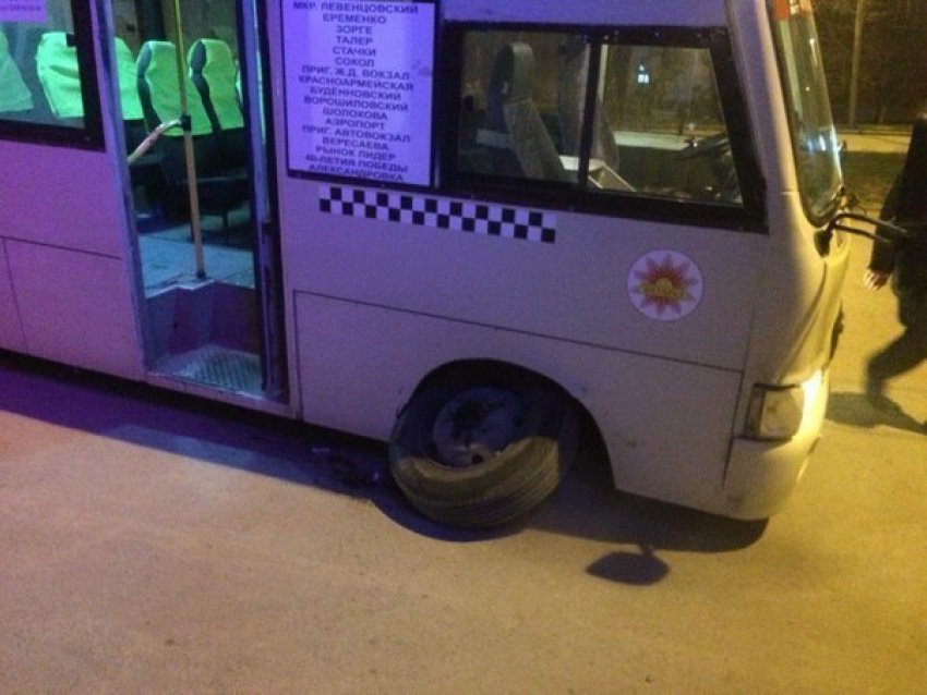 В Ростове у маршрутки №67 прямо на ходу отвалилось колесо 