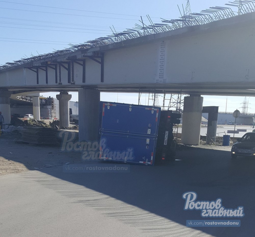 Фура не поместилась под мостом и перевернулась около ТЦ «Мегамаг"