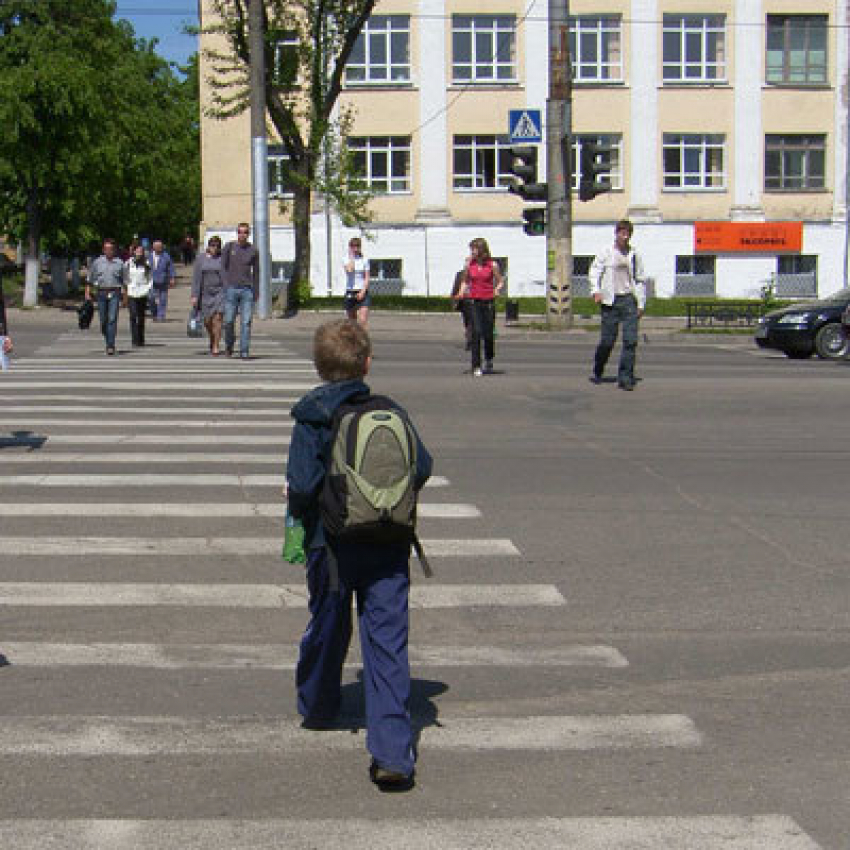 В Ростове под колеса автомобиля попал 9-летний ребенок