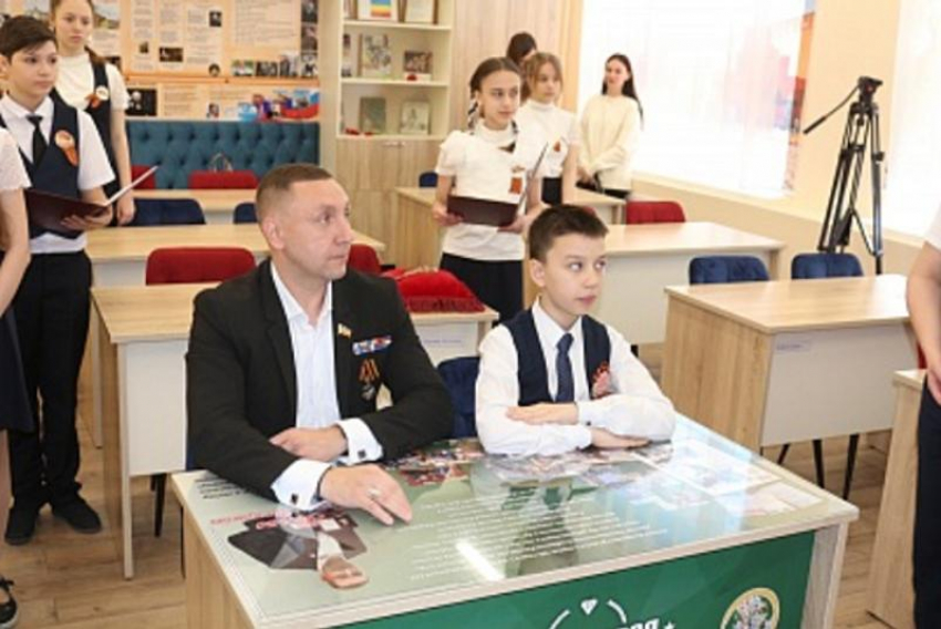 Донской депутат Максим Гелас открыл «Парту героя» в честь себя самого