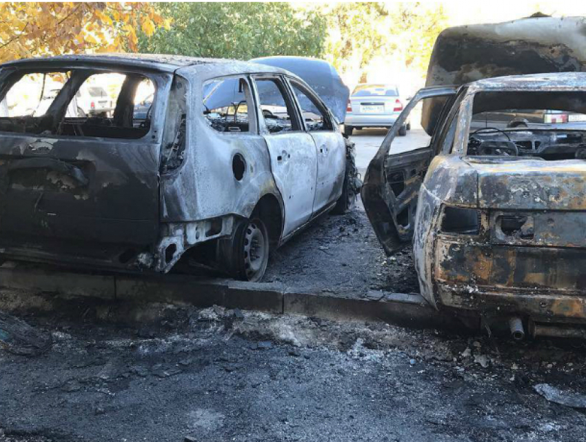 Два автомобиля сгорели дотла ранним утром в Ростове