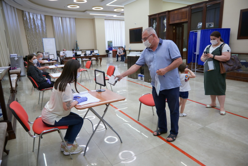 В Ростове представитель партии напал на председателя участковой избирательной комиссии