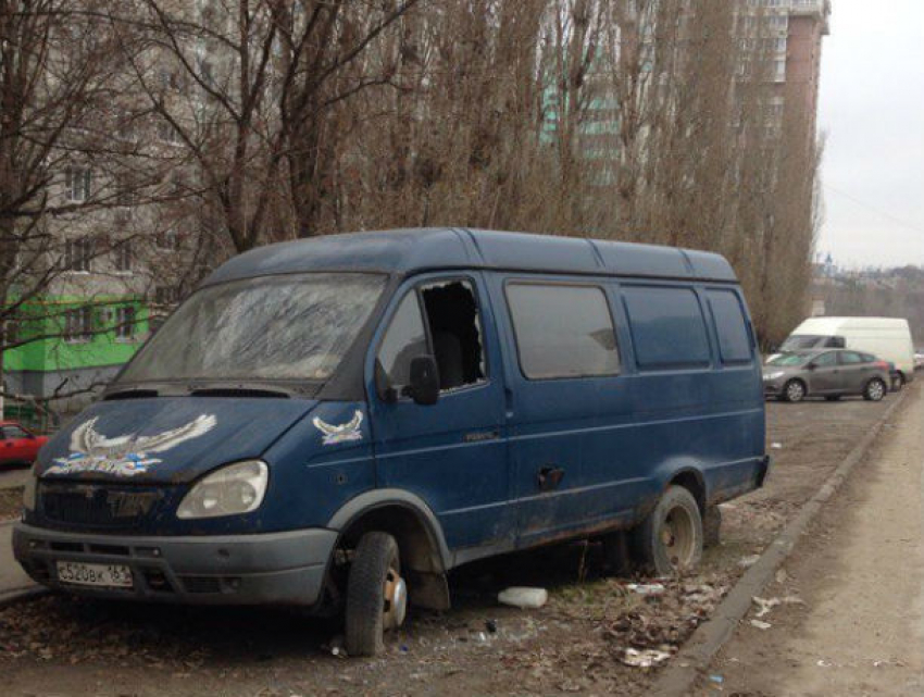 Жуткий микроавтобус «без внутренностей» напугал жителей Ростова-на-Дону