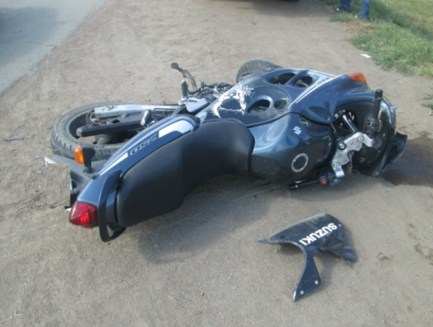 Молодой мотоциклист разбился о BMW на темной дороге Ростова
