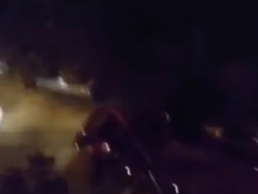 Массовая эвакуация автомобилей с ростовского двора под покровом темноты попала на видео