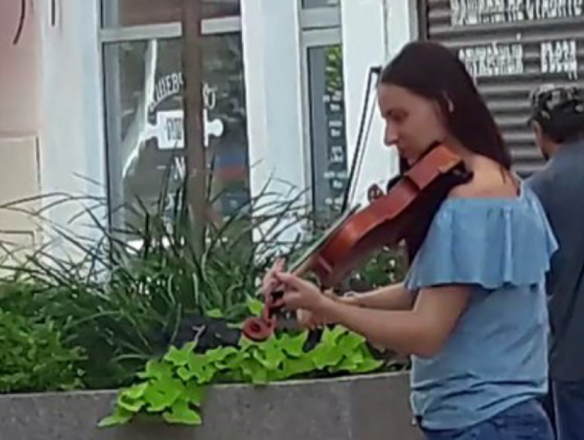 Девушки со скрипками подняли настроение ростовчанам мелодией из «Игры престолов» и попали на видео