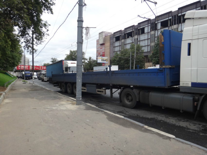 В Ростове предложили запретить фурам парковаться на проезжей части