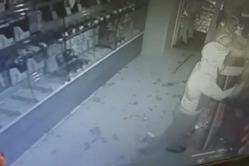 Молниеносное ограбление салона МТС в центре Ростова попало на видео