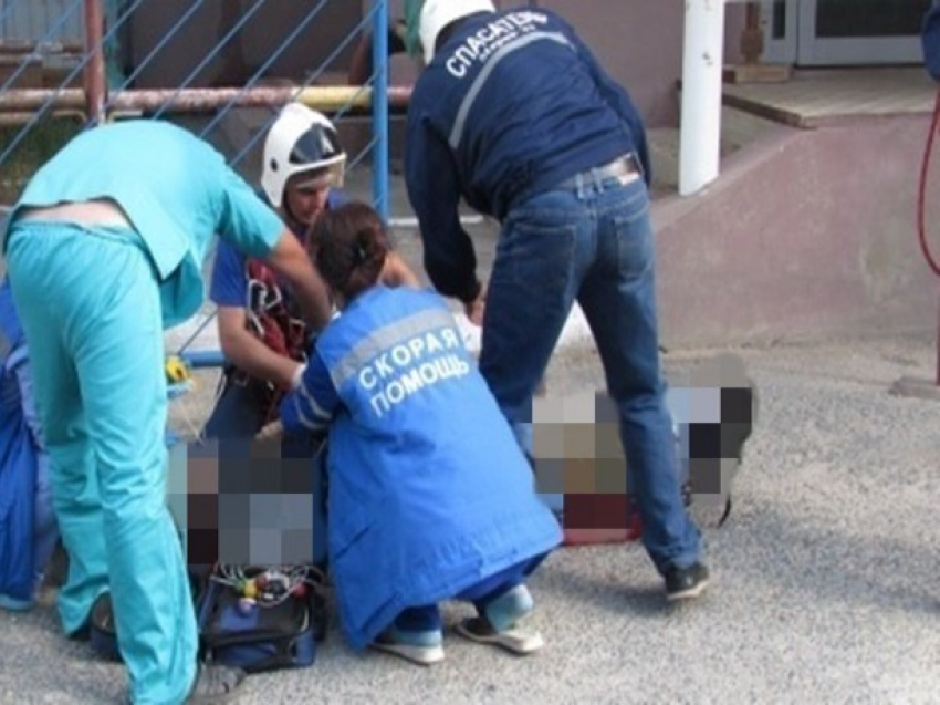 10-летняя школьница упала с высоты трехэтажного дома в Ростове-на-Дону 