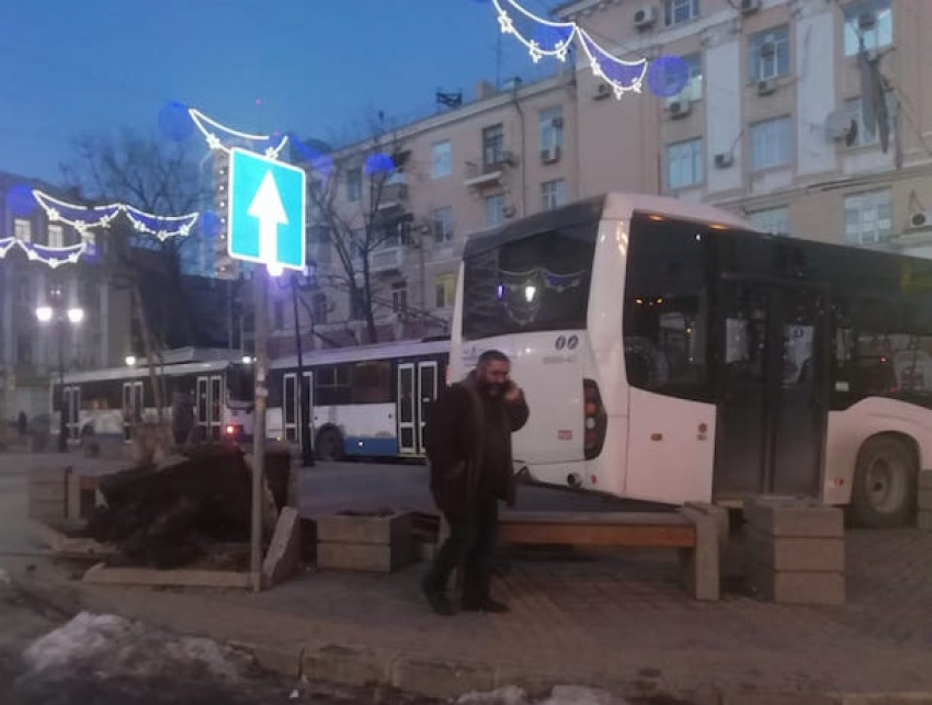 Врезавшийся в скамейку автобус в центре Ростова снял оператор «Блокнота"