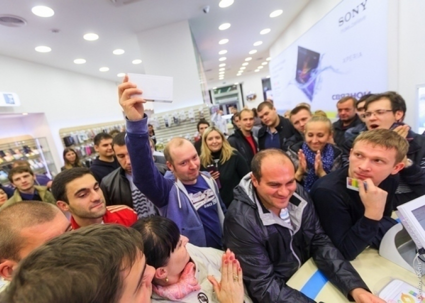 В Ростове стартовали продажи iPhone 6 и iPhone 6 plus. Фоторепортаж