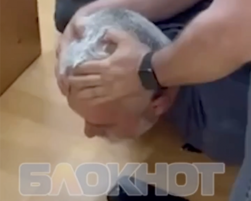 В сети распространилось видео задержания сотрудниками ФСБ и.о. главврача Областной больницы в Ростове