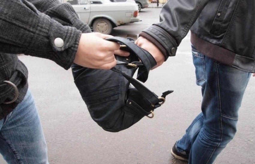 Пакет с двумя миллионами рублей украли у прохожего в Ростове