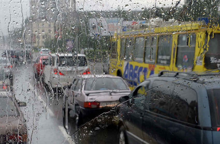 Причиной транспортного коллапса в Ростове стал первый осенний дождь 