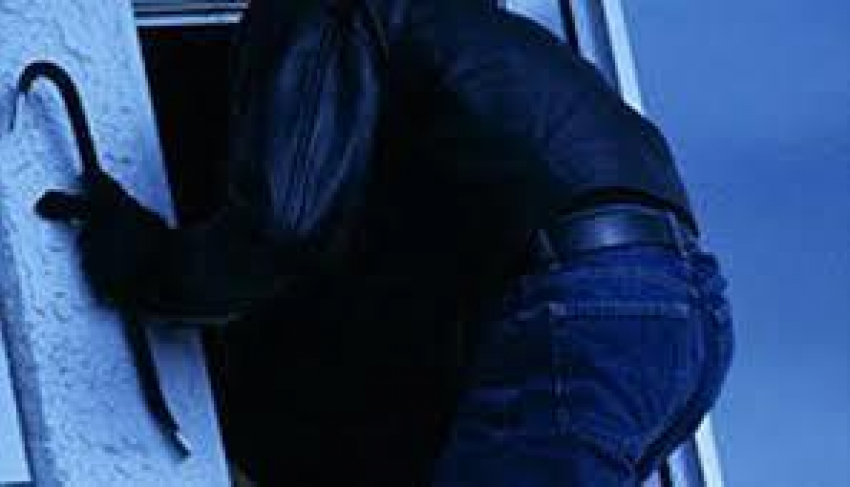 В Ростове молодой человек проник в дом и утащил кухонный комбайн