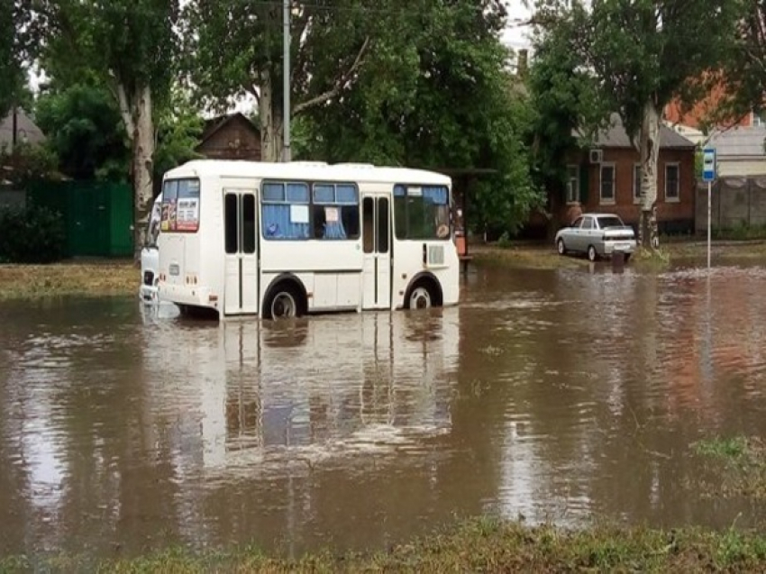 После мощного ливня Таганрог ушел под воду 