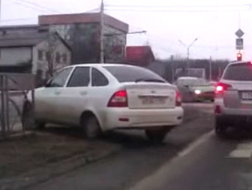 Чудовищный разворот ростовского автохама в Ставрополе попал на видео и вызвал насмешки в соцсетях