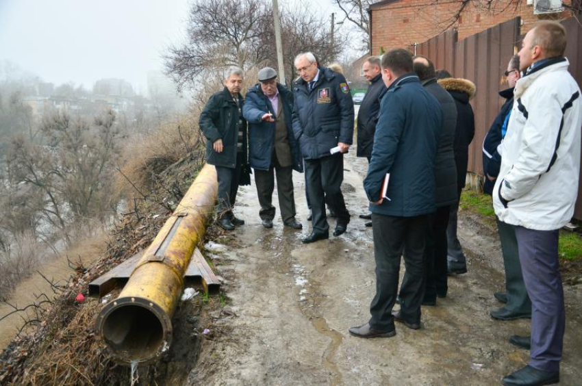 В Ростове по ул. Русская перекрыли движение на опасном участке