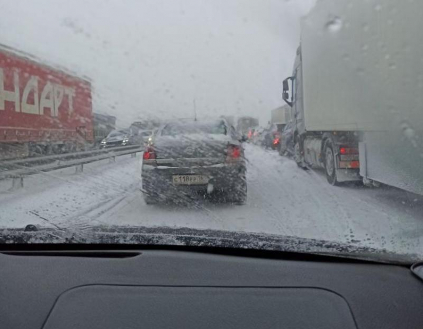 После снегопада на трассе М-4 в Ростовской области образовались многокилометровые пробки