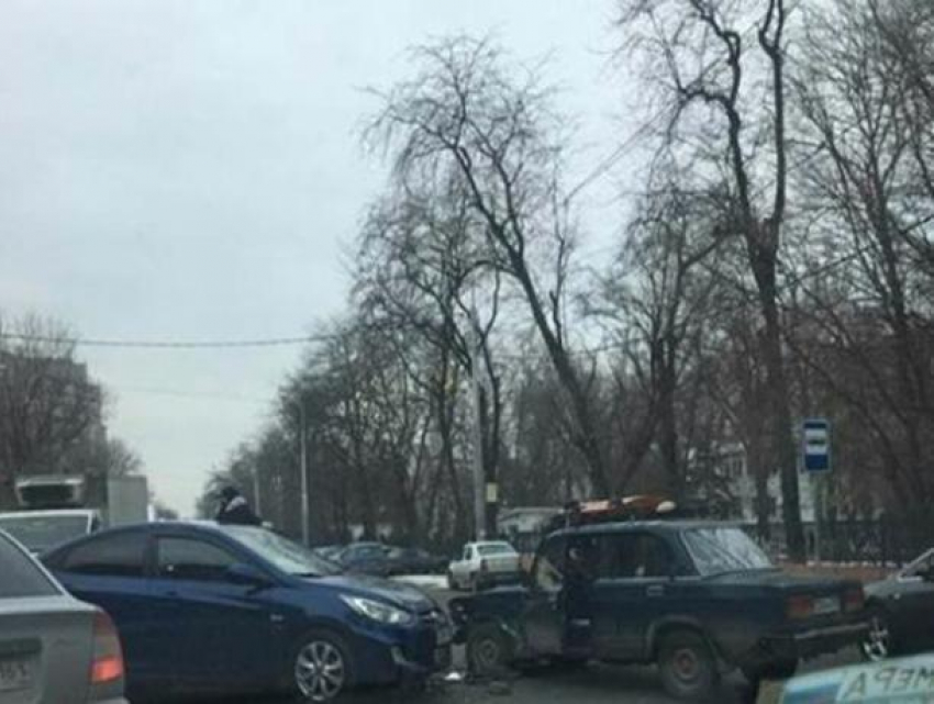 Столкновение иномарки и «Жигулей» спровоцировало большую пробку в Ростове