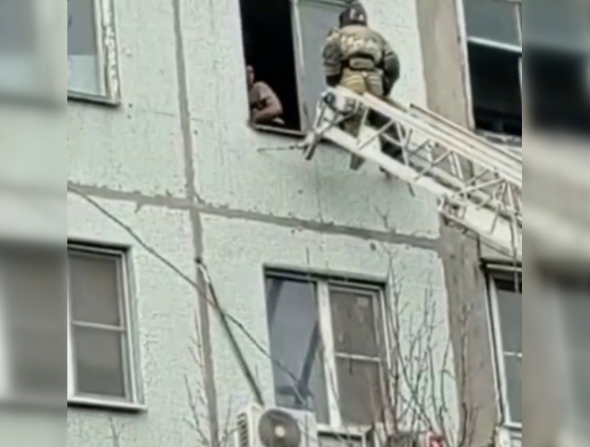В Новочеркасске неадекватный мужчина едва не выпал из окна шестого этажа