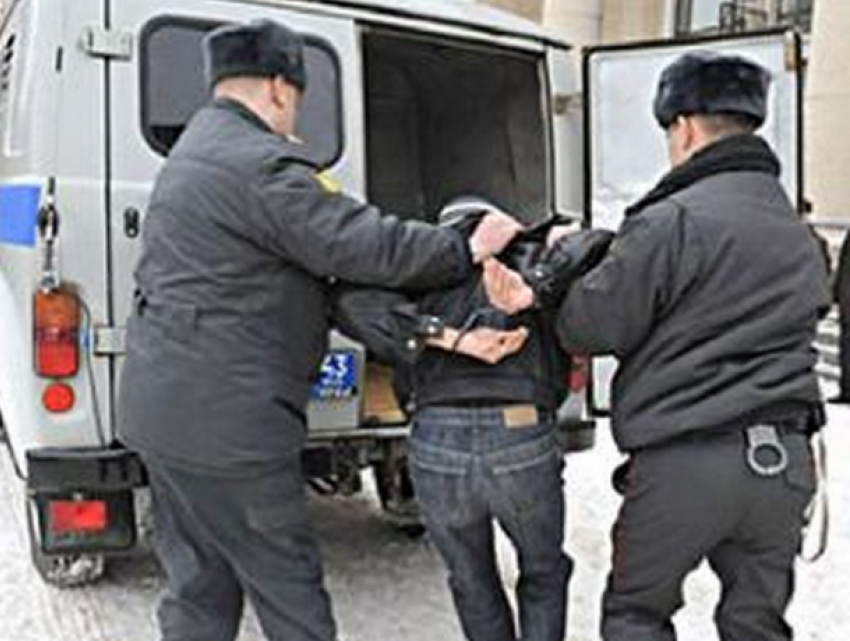 Пьяный дебошир обругал матом и избил полицейского на железнодорожном вокзале Ростова