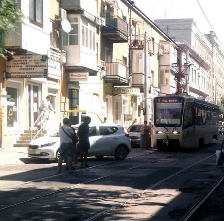 В Ростове на Станиславского водитель «Kia» припарковался на рельсах