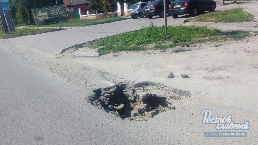 О дорожной яме на Малиновского предупреждает водителей ростовчанин