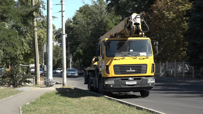 «И так сойдет!»: опору сотовой вышки посреди тротуара в Ростове признали незаконной