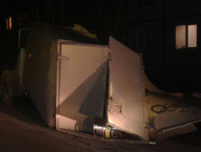 Праздник на нашей улице: грузовик с пивом перевернулся под Ростовом