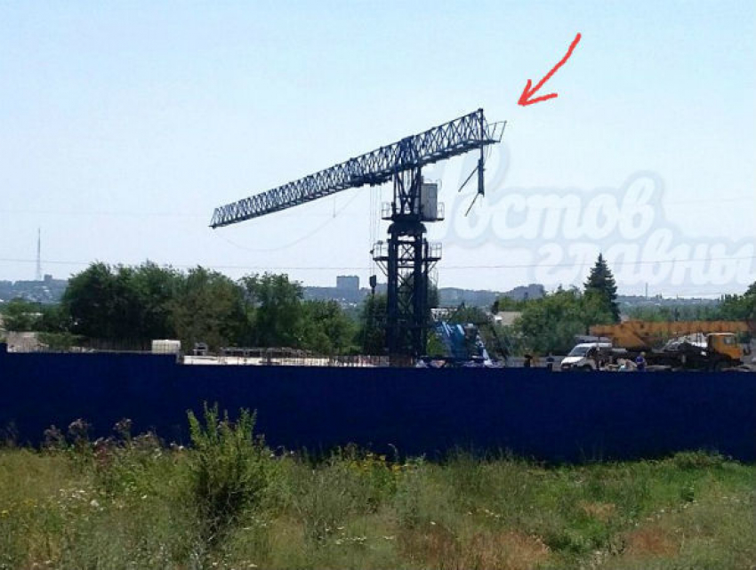 Переломившийся строительный кран покалечил и убил людей в Ростове