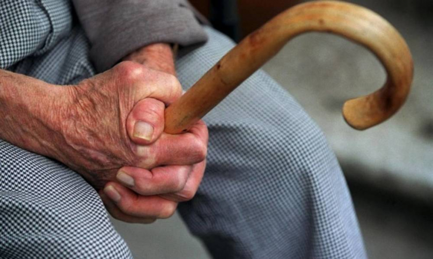 89-летнего пенсионера жестоко избил друг сына из-за денег и мобильного