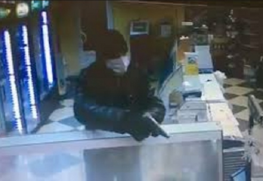 Вооруженные мужчины в масках совершили дерзкий налет на зоомагазин в Ростове, ужасно испугав продавщицу