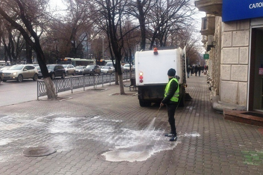 В Ростове помыли тротуары и остановки